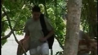 Les filles thaïlandaises baisent Nick Lang et Leslie Taylor à la plage