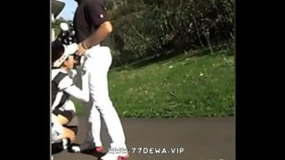 pejabat main golf malah ngentotin caddy montok