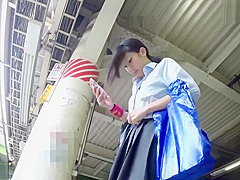schoolgirl upskirt qtr the train